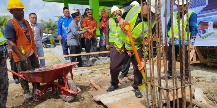 Foto: IST/MATA KALTENG - Peletakan batu pertama pembangunan gedung pusat layanan haji dan umroh terpadu (PLHUT), di halaman kantor Kemenag Kotim Jalan Ir Soekarno, 3 Juli 2025.
