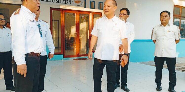 FOTO: MATAKALTENG - Bupati Barsel H. Eddy Raya Samsuri Bersama Kadis Sosial Harminto, pada Rabu 2 Juli 2025 sore.