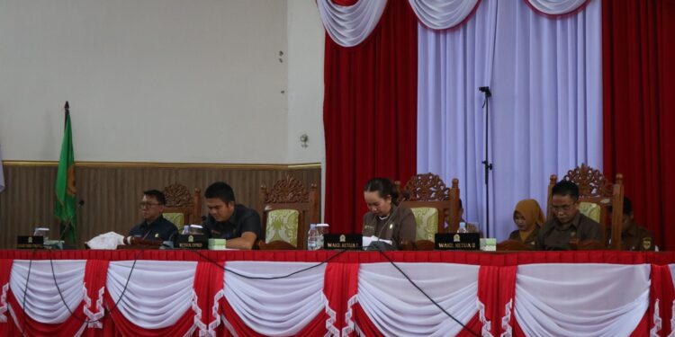 FOTO : DPRD GUMAS/MATA KALTENG - Ketua DPRD Kabupaten Gumas Binartha ketika memimpin rapat paripurna ke-8, Masa Persidangan III tahun Sidang 2025, Selasa, 1 Juli 2025.