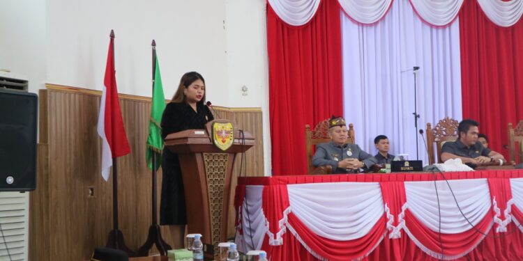 FOTO : DPRD GUMAS/MATA KALTENG - Juru Bicara DPRD Kabupaten Gumas Neni Yuliani saat menyampaikan laporan hasil rapat pembahasan rancangan akhir RPJMD tahun 2025-2029, di rapat paripurna ke-10 masa persidangan III tahun sidang 2025, Kamis, 3 Juli 2025.