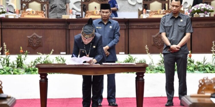 FOTO: IST/MATAKALTENG - Penandatanganan Nota Kesepakatan Antara Pemerintah Provinsi Kalteng, oleh Gubernur, H. Agustiar Sabran, Pimpinan DPRD Provinsi Kalteng, Ketua DPRD Kalteng, Arton S. Dohong, dan Wakil Ketua II, Muhammad Ansyari, Kamis 3 Juli 2025.