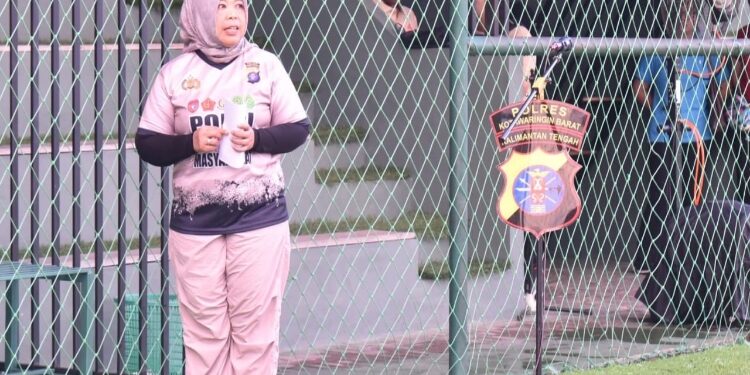 FOTO: IST/MATAKALTENG -
Bupati Kotawaringin Barat Hj Nurhidayah membuka turnamen minisoccer dalam rangka memperingati Hari Bhayangkara ke-79, di lapangan Pitch 21, Senin 16 Juni 2025.
