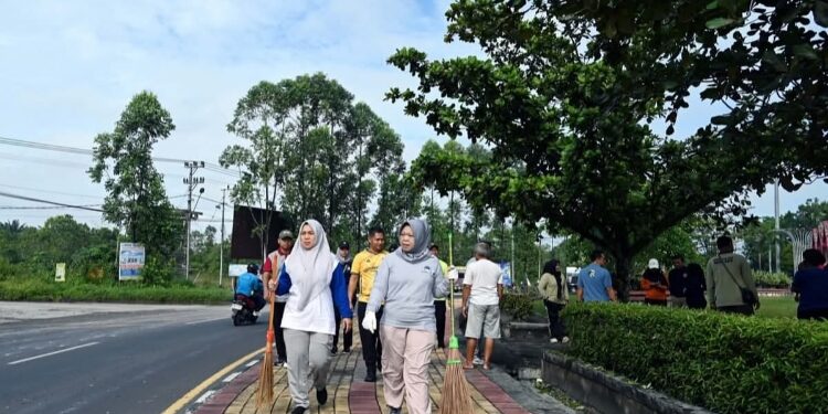 FOTO: LIH/MATAKALTENG -
Bupati Kobar Hj Nurhidayah memimpin kegiatan gotong royong di area Bundaran Pangkalan Lima, Kelurahan Baru, Jumat 20 Juni 2025.
