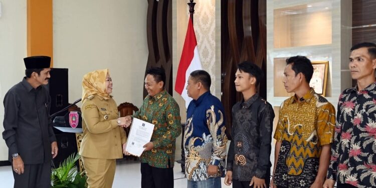 FOTO: IST/MATAKALTENG -
Bupati Kobar Hj Nurhidayah menyerahkan SK AHU kepada Ketua Koperasi Merah Putih di Aula Kiai Gede pada Senin 16 Juni 2025.