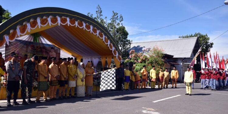 FOTO: IST/MATAKAKTENG -
Pawai Budaya dan Pembangunan dalam rangka memperingati Hari Ulang Tahun (HUT) ke-422 Kutaringin di Kecamatan Kotawaringin Lama, Minggu 15 Juni 2025.