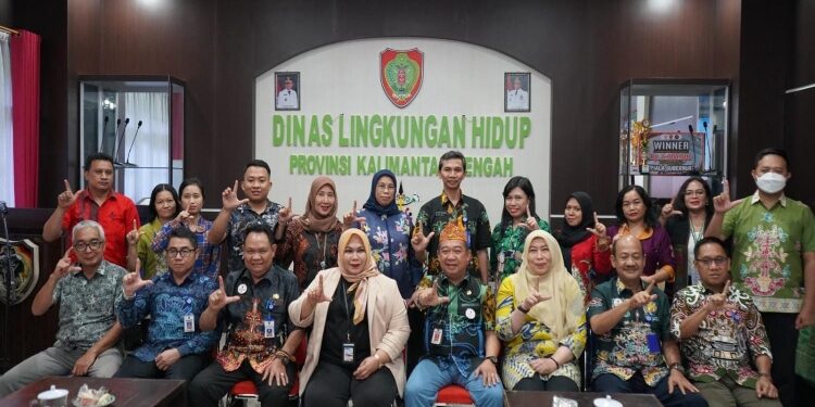 FOTO: IST/MATAKALTENG - Kadis LH Joni Harta bersama Kapus PSDMLH Mini Farida dan jajaran.