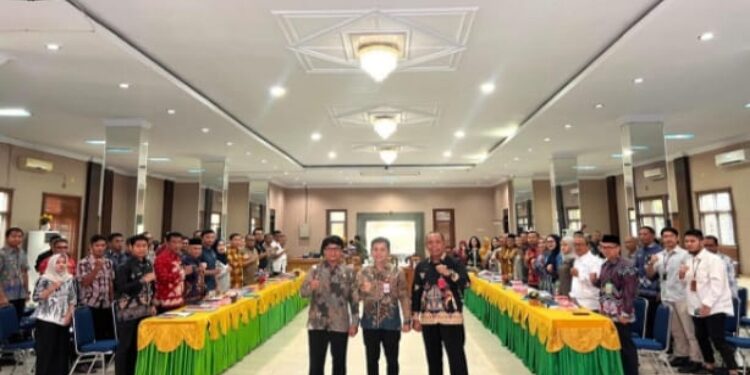 FOTO: IST/MATAKALTENG -
Sekda Kobar Rody Iskandar berfoto bersama Plt Kepala DPMPTSP dan narasumber, Kamis 26 Juni 2025.