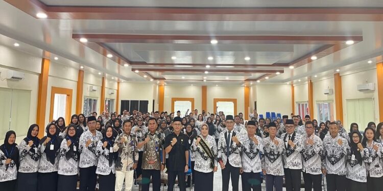 FOTO: IST/MATAKALTENG - 
Bupati Kotawaringin Barat Hj Nurhidayah dikukuhkan sebagai Ibunda Guru Kotawaringin Barat oleh pengurus provinsi PGRI Kalteng, Kamis 19 Juni 2025.