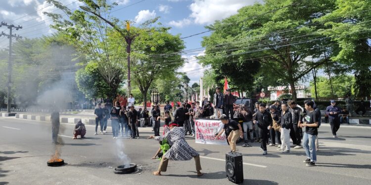 FOTO : IST/MATAKALTENG - Suasana Massa Aksi Koalisi Tanah Air Melawan menggelar demonstrasi di depan Gedung DPRD Provinsi Kalimantan Tengah pada Rabu 2 Juli 2025.