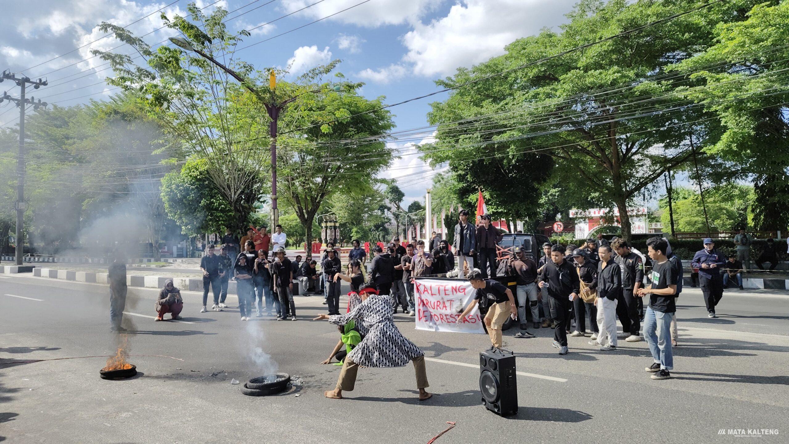 Koalisi Tanah Air Melawan Gelar Aksi di DPRD Kalteng, Tuntut Perombakan Tata Kelola SDA dan Perlindungan Masyarakat Adat