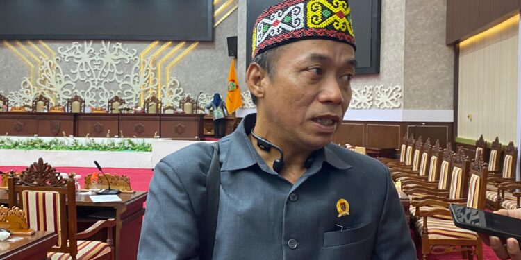 FOTO : IST/MATAKALTENG - Wakil Ketua Komisi II DPRD Provinsi Kalimantan Tengah, Bambang Irawan, saat menyampaikan keterangannya kepada wartawan, Kamis 3 Juli 2025.