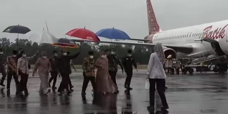 FOTO: IST/MATAKALTENG -
Bupati Kotawaringin Barat Hj Nurhidayah bersama suami HM Ruslan As menyambut kedatangan ratusan jemaah haji asal Kotawaringin Barat yang tiba di Bandara Udara Iskandar Pangkalan Bun, Kamis 19 Juni 2025.