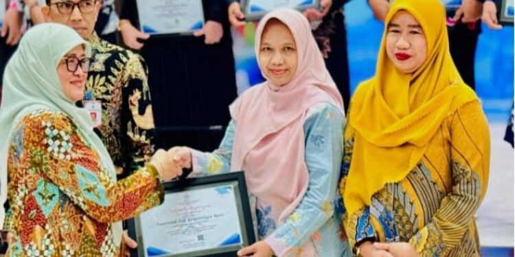 FOTO: IST/MATAKALTENG - Kepala Kantor Regional VIII BKN, Soni Sultana menyerahkan penghargaan kepada Sekretaris BKPSDM Kobar, Elly Rosdiannie, Kamis 19 Juni 2025.