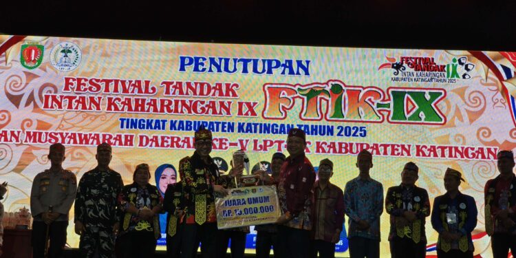 FOTO: MATAKALTENG - Suasana penyerahan piala juaran umum dari Pj Sekda ke Camat Tasik Payawan.