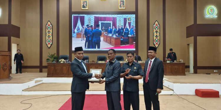 FOTO : MATAKALTENG - Wakil Bupati Firdaus, saat menyerahkan dokumen Raperda RPJMD ke Ketua DPRD Katingan.