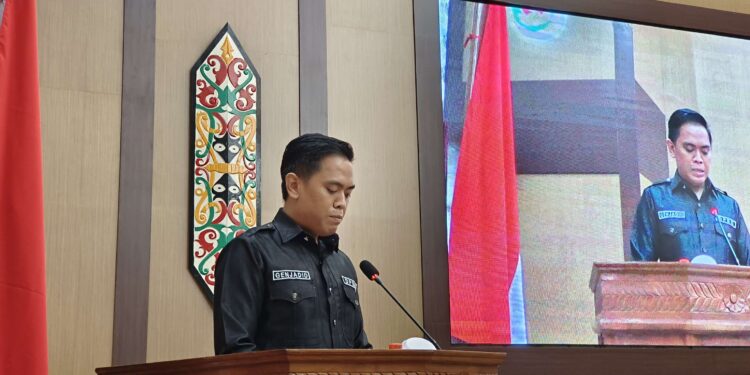 FOTO : MATAKALTENG - Genjadid Utomo, saat menyampaikan pandangan umum dari fraksi Gerindra.