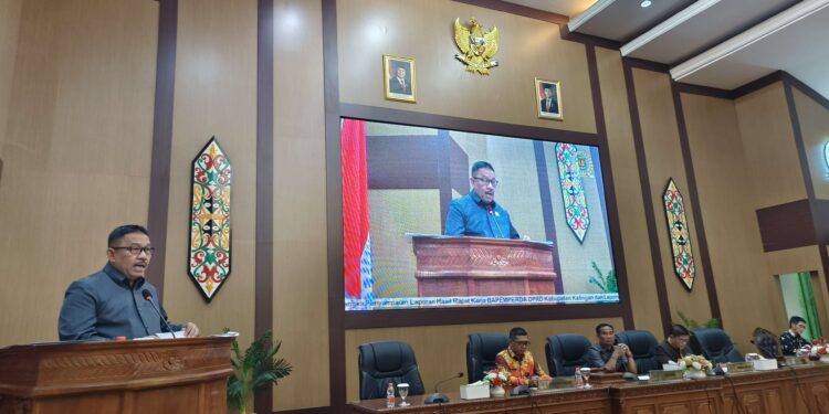 FOTO : MATAKALTENG - Fahmi Fauzi, saat menyampaikan laporan hasil pembahasan 4 Raperda oleh Bapemperda DPRD Katingan.