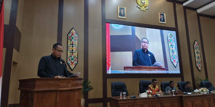 FOTO: MATAKALTENG - Gimmak Bulinga, saat menyampaikan hasil laporan pembahasan Raperda tentang RPJMD 2025-2029.