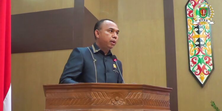 FOTO : MATAKALTENG - Wahidin, saat menyampaikan pendapat akhir fraksi partai Gerindra.