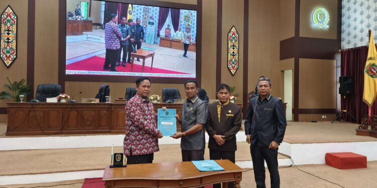 FOTO : MATAKALTENG - Suasana saat penyerahan 4 buah Raperda dari Ketua DPRD Katingan ke Bupati Katingan.