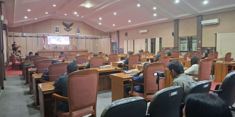 Foto: DIAN/MATA KALTENG - Penyampaian Pemandangan Umum Fraksi-Fraksi DPRD Kotim Kotim tentang RAPBD Perubahan TA. 2025, dan Rancangan Akhir Ranperda RPJMD Tahun 2025-2029.