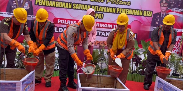 Foto: IST/MATA KALTENG - Peletakan Batu Pertama Pembangunan Dapur Satuan Pelayanan Pemenuhan Gizi Polres Kotim di Jl. Wengga Metropolitan, 7 Juli 2025.