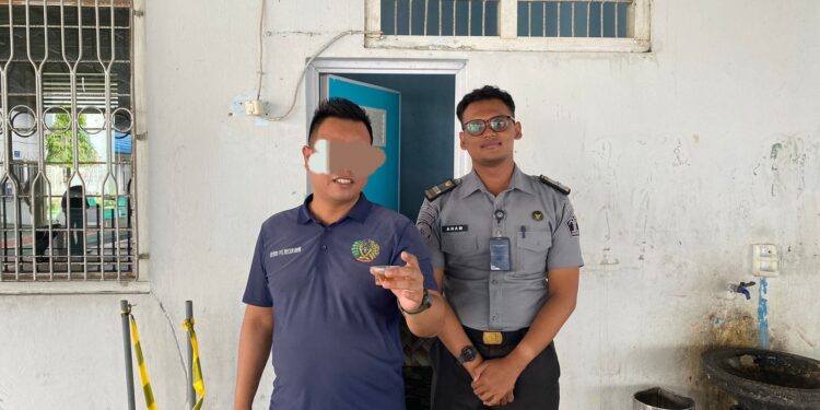 FOTO: MATAKALTENG - Salah seorang warga binaan usai mengambil urine untuk melakukan tes narkoba.