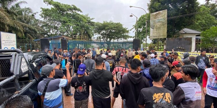 FOTO: IST/MATAKALTENG - Camat Parenggean, Kapolsek Parenggean, Ketua DAD Parenggean, Kepala Desa Berunang Miri, Kepala Desa Bajarau, Gm PT. SSP, Ketua Kordinasi saat berada di depan pendemo.