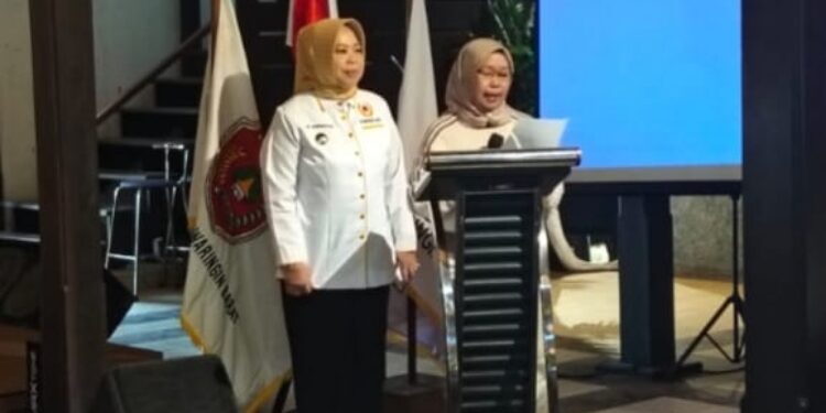 FOTO: IST/MATAKALTENG - MATAKALTENG
Hj Fatmawati terpilih secara aklamasi sebagai ketua KONI Kabupaten Kotawaringin Barat periode 2025-2029 dalam Musorkab di ballroom hotel Arsela Pangkalan Bun, Sabtu 3 Mei 2025.