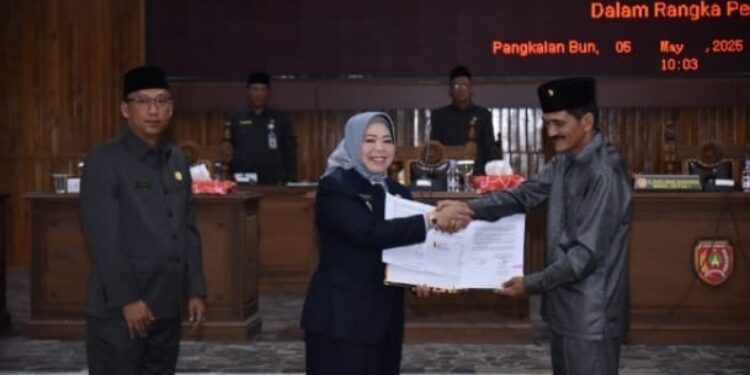 FOTO: IST/MATAKALTENG -
Penandatanganan Ranwal RPJMD Kobar dalam rapat Paripurna Ke-1 Masa Persidangan III Tahun 2024/2025, yang berlangsung di ruang sidang DPRD Kabupaten Kobar, Senin 5 Mei 2025.