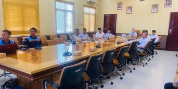 FOTO: IST/MATAKALTENG
Rapat koordinasi rencana revitalisasi Pasar dan optimalisasi pemanfaatan aset daerah di ruang rapat FAD Pati Anom, Rabu 7 Mei 2025.