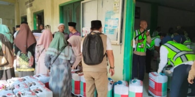 FOTO: LIH/MATAKALTENG
Pengecekan bagasi Jamaah Calon Haji asal Kabupaten Kotawaringin Barat oleh petugas bandara Udara Iskandar di Masjid Agung Riyadhlus Sholihin, Kamis 8 Mei 2025.