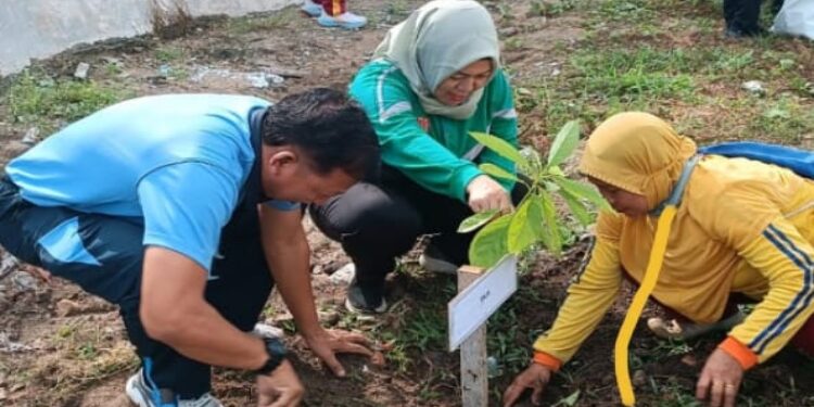 FOTO: MATAKALTENG -
Gerakan Jumat bersih dan penghijauan di Taman Pangkalan Bun Park (PP), Kabupaten Kotawaringin Barat, Jumat 9 Mei 2025.