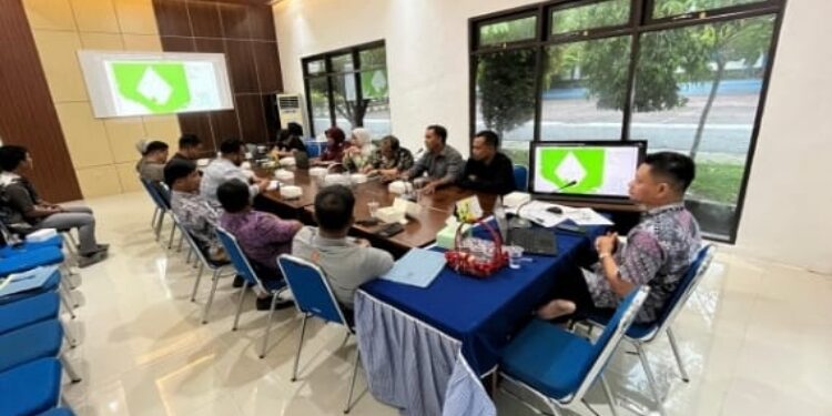 FOTO: IST/MATAKALTENG -
Rapat pembentukan tim percepatan sertifikasi lahan Bandara udara baru, di ruang rapat Dishub Kobar, Jumat 9 Mei 2025.