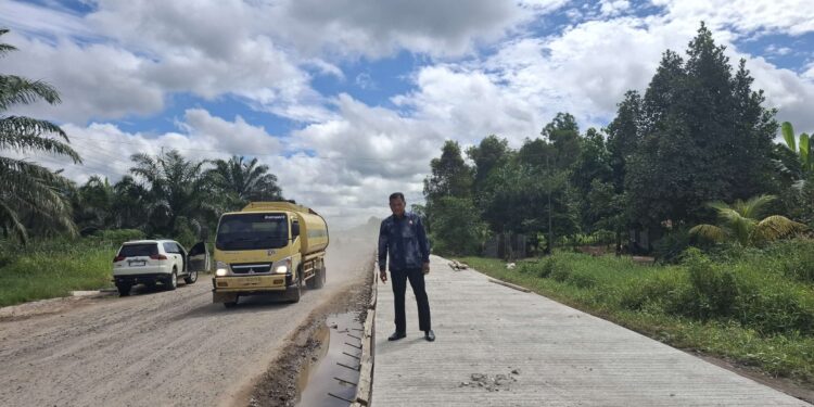 Foto: DIAN/MATA KALTENG - Anggota DPRD Provinsi Kalteng Sutik saat tinjau jalan Lingkar Selatan yang mulai diperbaiki oleh pemerintah provinsi, 8 Juli 2025.