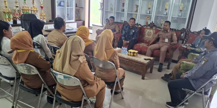 Foto: DIAN/MATA KALTENG - Anggota DPRD Provinsi Kalteng Sutik (batik biru) saat reses di Kecamatan MB Ketapang, Kotim, 8 Juli 2025.