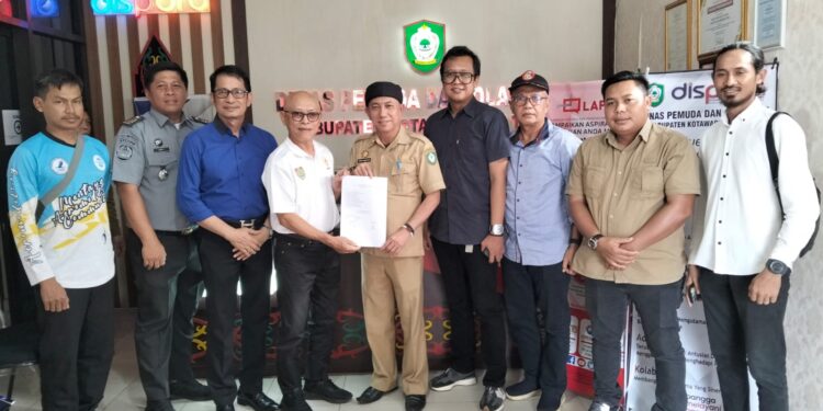 Foto: IST/MATA KALTENG - Pengembalian berkas pendaftaran bakal calon ketua KONI Kotim pada hari terakhir, 7 Juli 2025.
