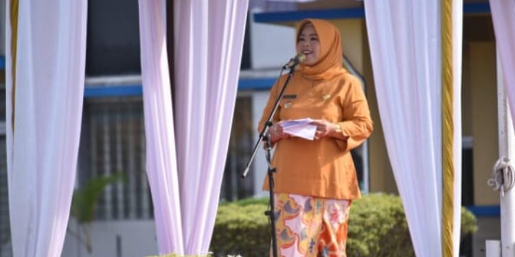 FOOT: IST/MATAKALTENG
- Bupati Kotawaringin Barat Hj Nurhidayah saat memberikan sambutan upacara peringatan Hardiknas di halaman kantor Dikbud, Jumat 2 Mei 2025.
