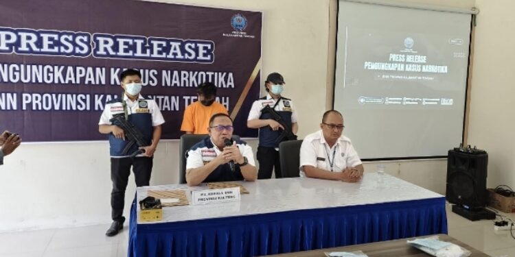 FOTO: IST/MATAKALTENG - Press Release BNNP Kalteng atas Pengungkapan Kasus Perederan Gelap Narkotika Jenis Shabu Yang dilakukan tersangka (RY), Rabu 9 Juli 2025.