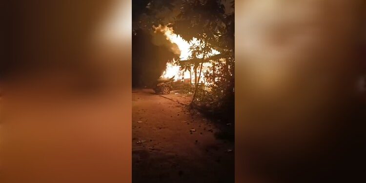 FOTO: IST/MATAKALTENG- Terlihat si jago merah saat melahap mobil dan rumah warga di Desa Handil Sohor, Kecamatan Mentaya Hilir Selatan (MHS), Samuda, Kabupaten Kotim. Selasa, 8 Juli 2025 malam.