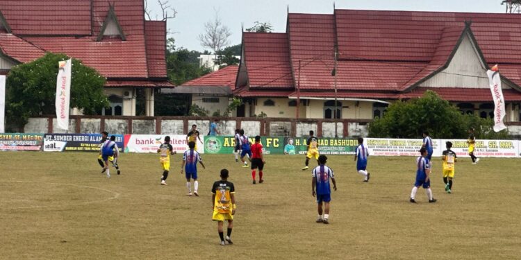FOTO: AGUS/MATAKALTENG- Cempaga All Star FC (kuning) saat menghadapi Tarkambro FC (biru) pada 32 besar turnamen HNR Cup I di stadion 29 Nopember Sampit. Selasa, 7 Juli 2025 sore.