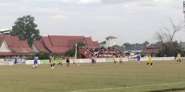 FOTO: AGUS/MATAKALTENG- Pertandingan 32 besar HNR Cup I di stadion 29 Nopember Sampit pada Selasa, 8 Juli 2025 sore.