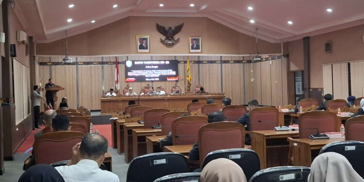 Foto: DIAN/MATA KALTENG - Penyampaian Pendapat akhir Fraksi-Fraksi DPRD Kotim tentang RAPBD Perubahan T.A 2025 dan Ranhir Ranperda RPJMD Tahun 2025-2029, 9 Juli 2025.