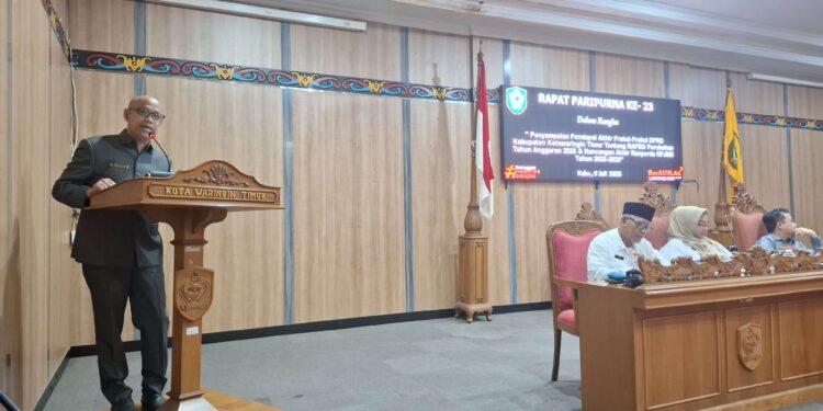 Foto: DIAN/MATA KALTENG - Juru Bicara Fraksi Gerindra, Langkap dalam Penyampaian Pendapat akhir Fraksi-Fraksi DPRD Kotim tentang RAPBD Perubahan T.A 2025 dan Ranhir Ranperda RPJMD Tahun 2025-2029, 9 Juli 2025.