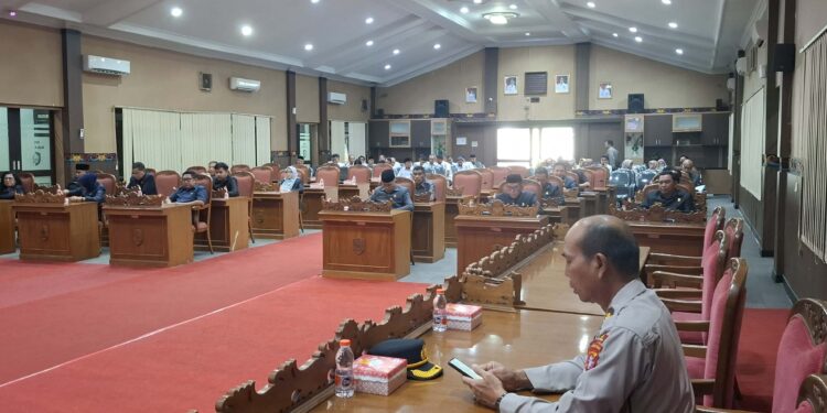 Foto: DIAN/MATA KALTENG - Penyampaian Pendapat akhir Fraksi-Fraksi DPRD Kotim tentang RAPBD Perubahan T.A 2025 dan Ranhir Ranperda RPJMD Tahun 2025-2029, 9 Juli 2025.