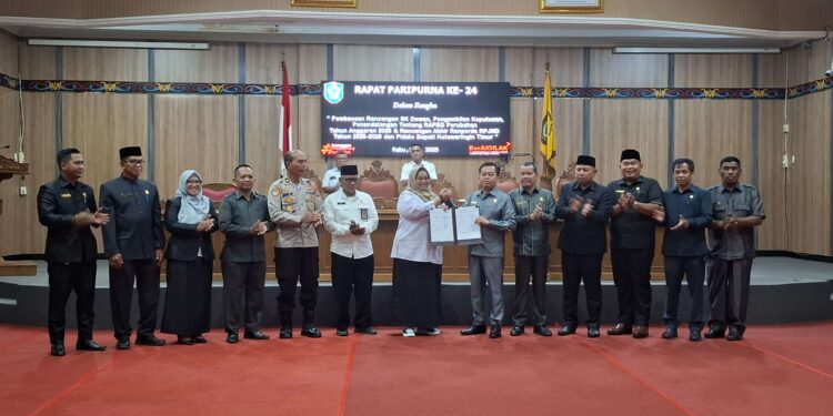 Foto: DIAN/MATA KALTENG - Pembacaan rancangan SK Dewan Pengambilan Keputusan Penandatangan tentang RAPBD Perubahan T.A 2025 dan Ranhir Ranperda RPJMD Tahun 2025-2029 dan Pidato Bupati Kotim, 9 Juli 2025.