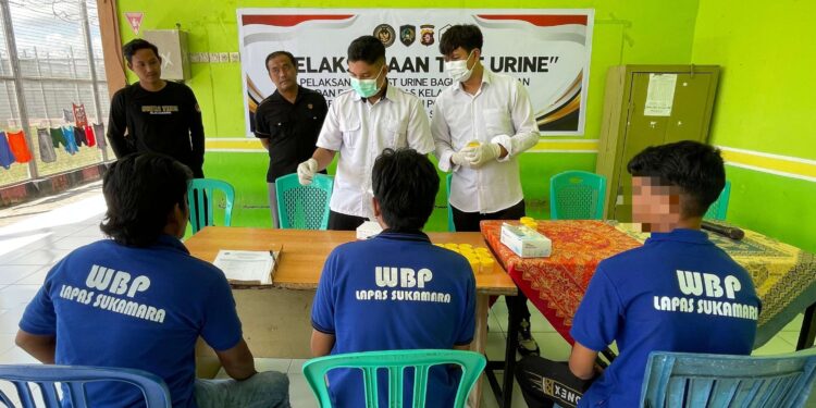 Foto : MATAKALTENG - Pelaksanaan pengambilan sampel tes urine di Lapas Kelas III Sukamara.