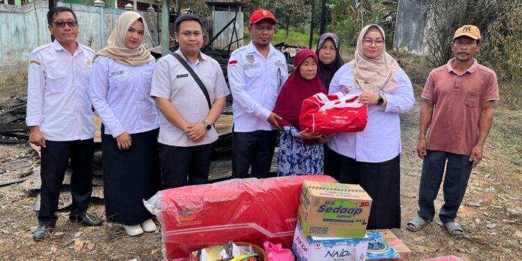 Foto: IST/MATA KALTENG - Wakil Bupati Kabupaten Kotim Irawati saat menyerahkan bantuan bagi korban kebakaran di Handil Sohor, 9 Juli 2025.