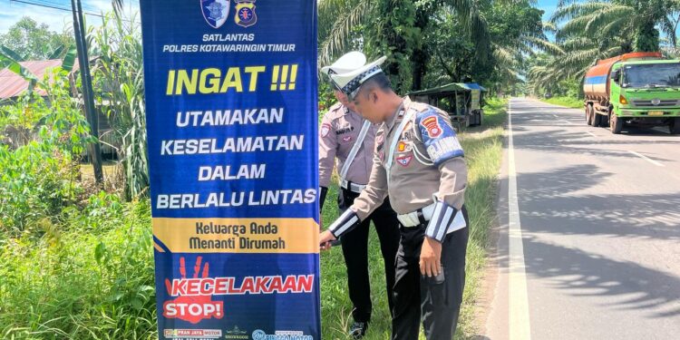 FOTO: IST/MATAKALTENG- Pihak Satlantas Polres Kotim saat memasang spanduk himbauan kepada pengendara beberapa waktu lalu.