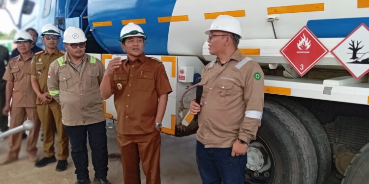 FOTO: MATAKALTENG - Wakil Bupati Barsel Khristanto Yudha bersama GM PT.Sinar Alam Duta Perdana di Desa Danau Sadar,saat meninjau Lokasi Terminal Bahan Bakar Minyak Bio Solar 40 B, yang berkapasitas 10 Juta Liter.